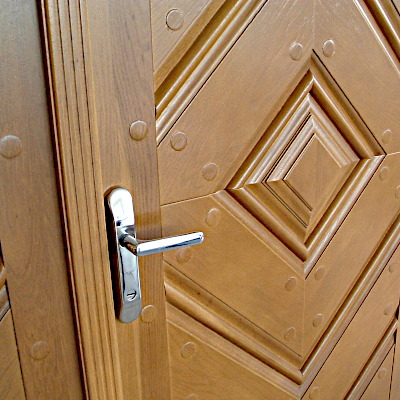 Bezpečnostné dvere s obkladom z dreveného masívu